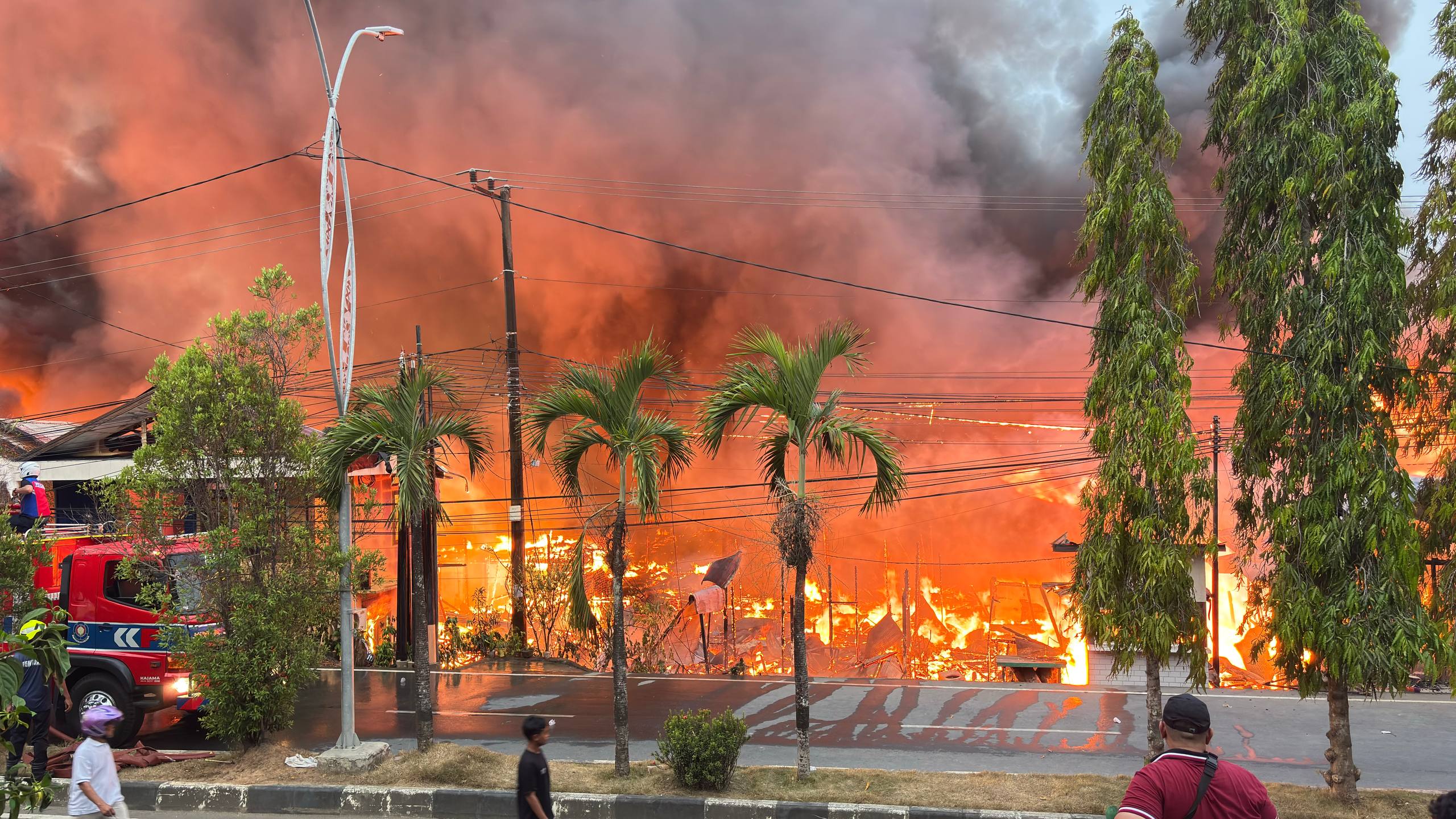 Gambar Kebakaran Danau Aji Terdampak Sekitar 75 Bangunan, Damkar Terkendala Pasokan Air - kebakaran-danau-aji-terdampak-sekitar-75-bangunan-damkar-terkendala-pasokan-air